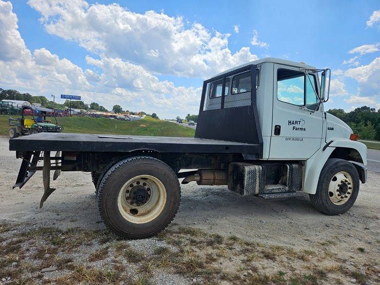 2002-freightliner-fl70-image-16