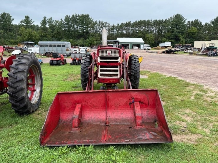 farmall-460-gas-tractor-with-loader-image-3