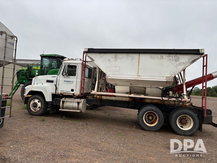 1996-mack-ch613-image-2