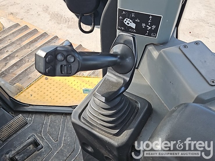 2022-deere-750l-image-34