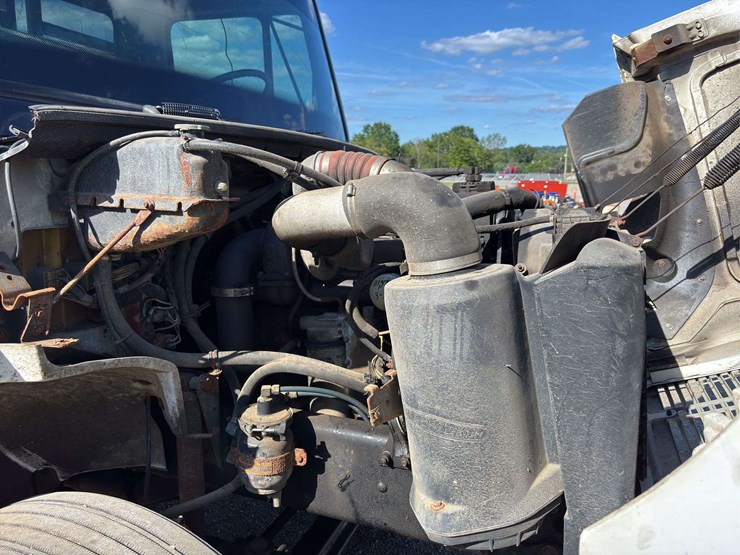 1995-freightliner-fl70-image-26