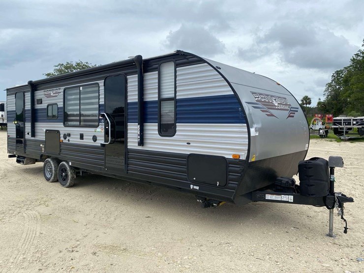 2022-forest-river-cherokee-grey-wolf-26brb-patriotic-edition-32ft.-t/a-travel-trailer-image-2