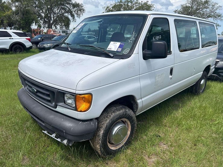 2004-ford-e350-image-1
