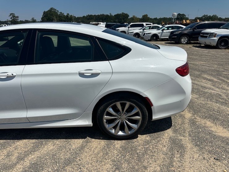 #23052-•-2015-chrysler-200s-image-9