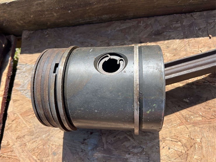 john-deere-model-g-pistons,-rods,-and-camshaft-image-13