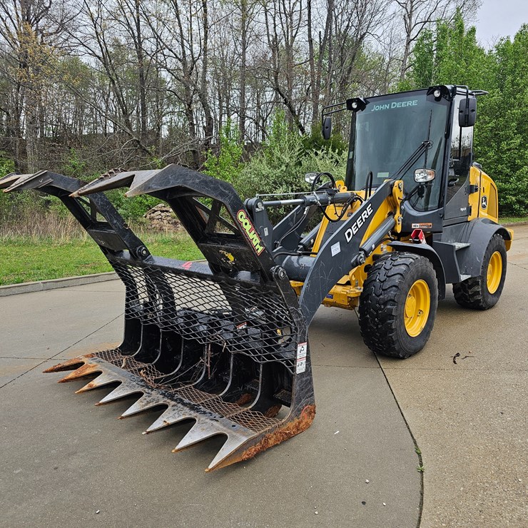 #17574 • 2024 Deere 324 Wheel Loader