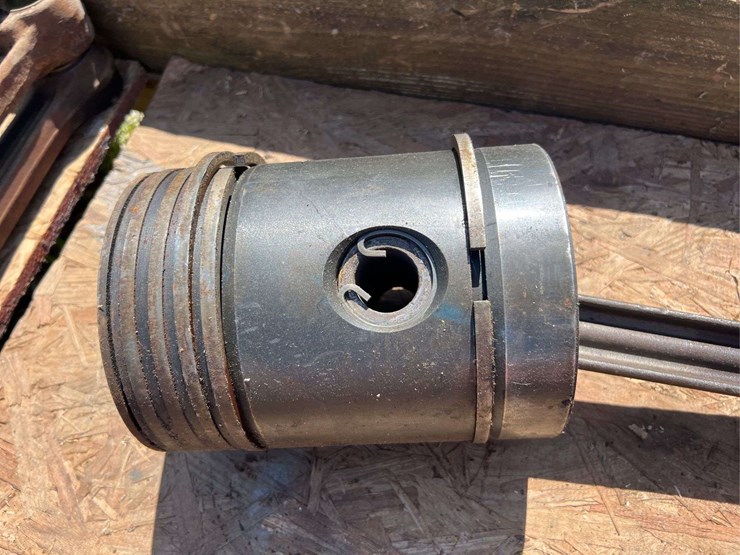 john-deere-model-g-pistons,-rods,-and-camshaft-image-11