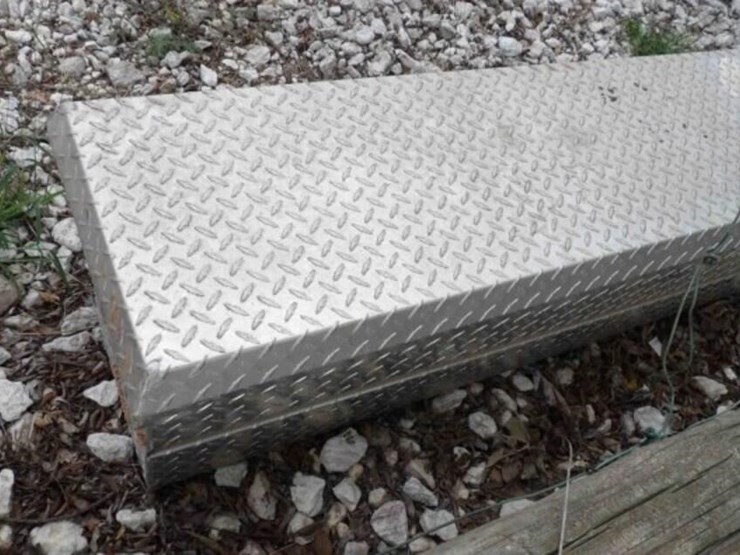 diamond-plate-truck-box---55"-image-2
