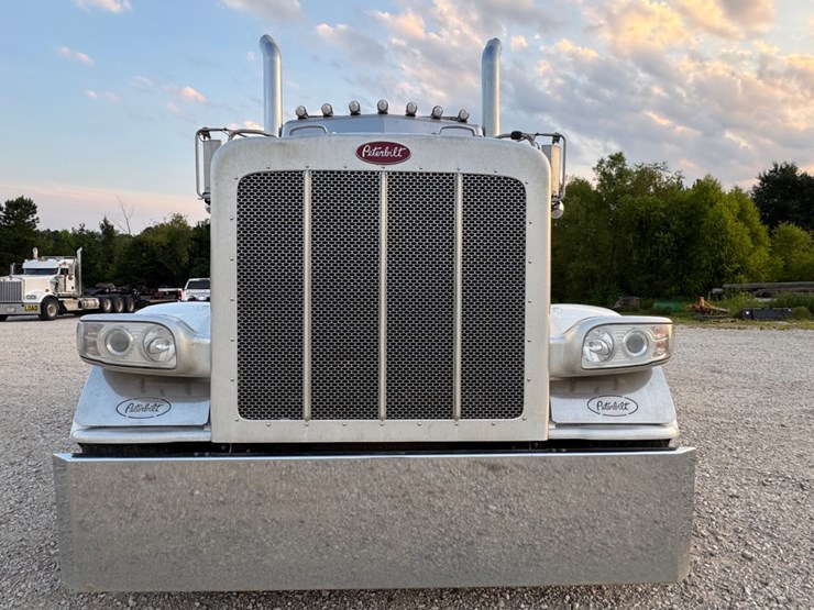 peterbilt-389-image-2