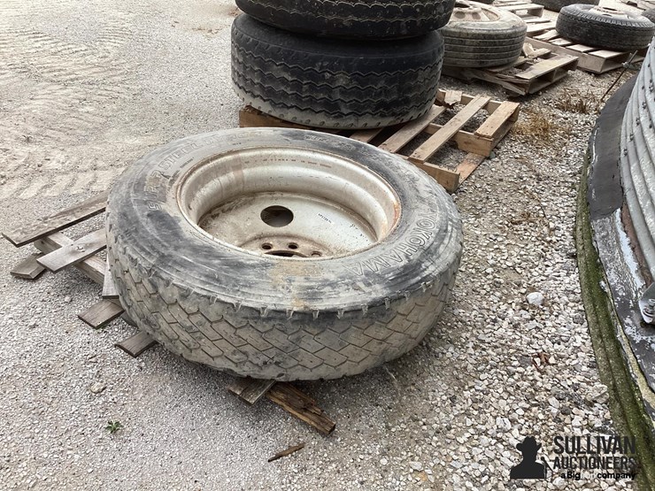 285/75r24.5-tire-&-rim-image-6