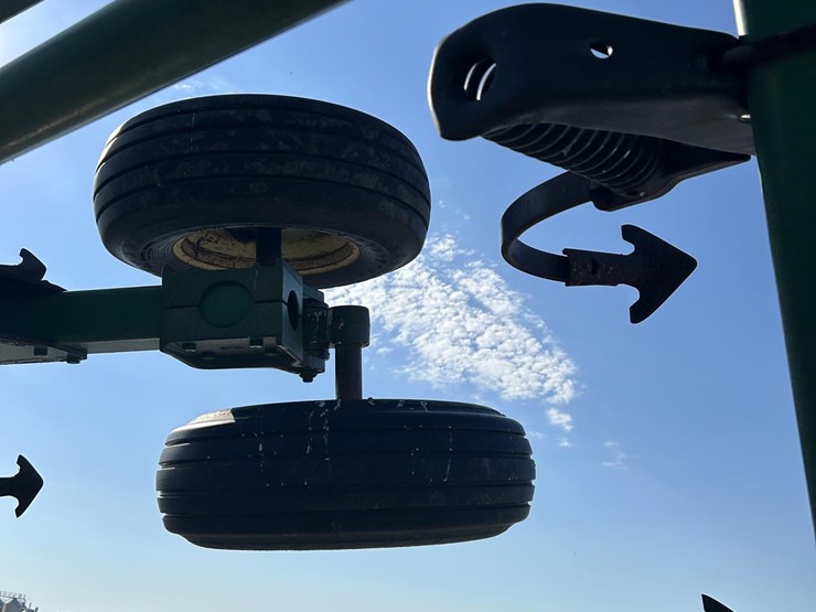 2004-john-deere-2210-image-39
