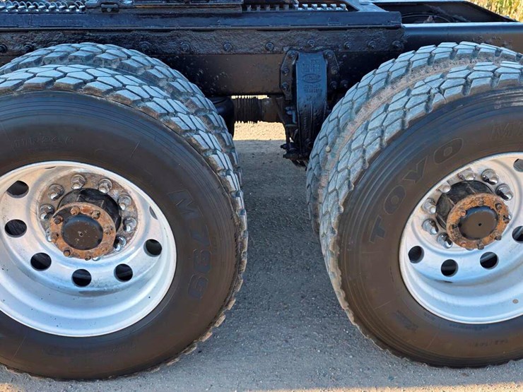 2015-peterbilt-389-image-17