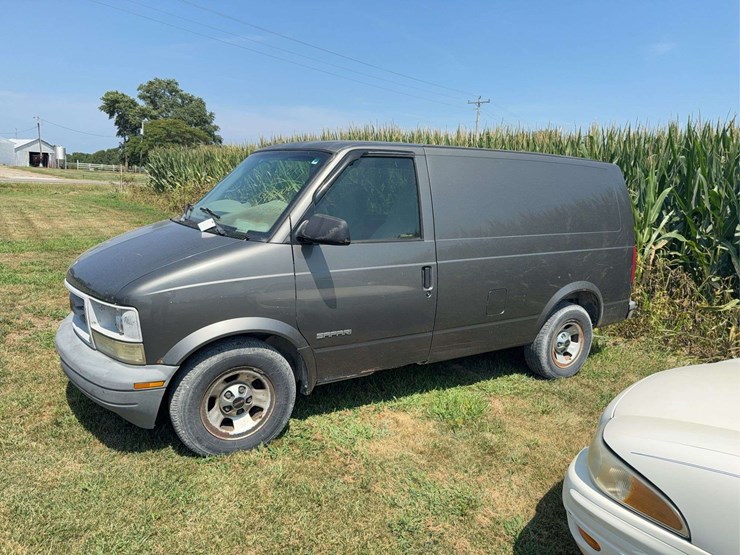 2001-gmc-safari-image-1