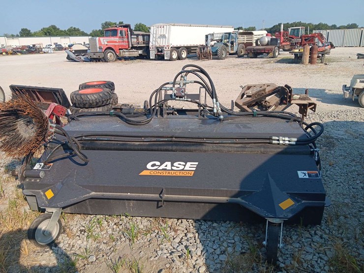 case-quick-attach-hyd.-broom,-with-dump,-used-less-than-10-hours,-will-fit-a-backhoe-or-wheel-loader,-very-nice-condition-image-3