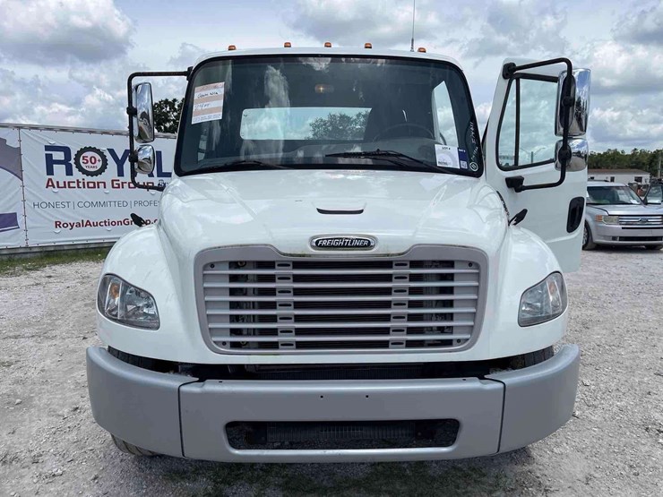 2018-freightliner-m2-106-cab-and-chassis-truck-image-32
