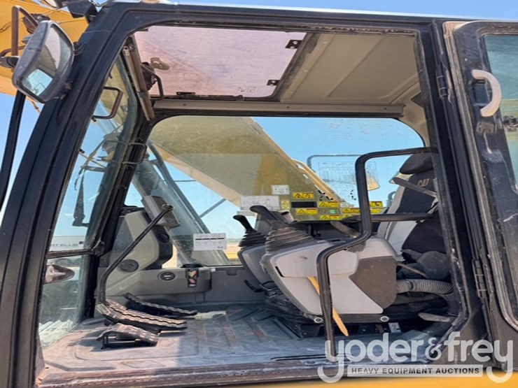 2017-caterpillar-320-image-6