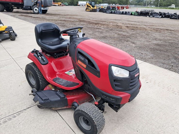 2011-craftsman-yt3000-riding-mower-image-2