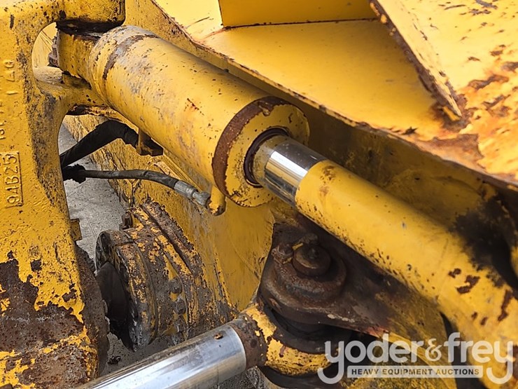 2020-komatsu-d61px-24-image-39