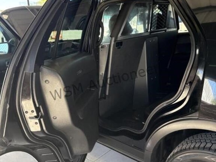 2016-ford-explorer-image-25