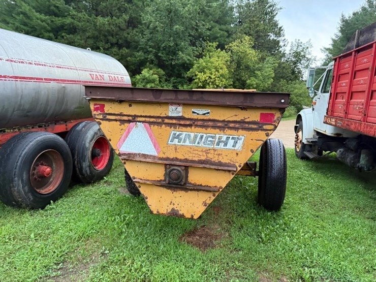 kuhn-knight-7112-slinger-manure-spreader-image-9