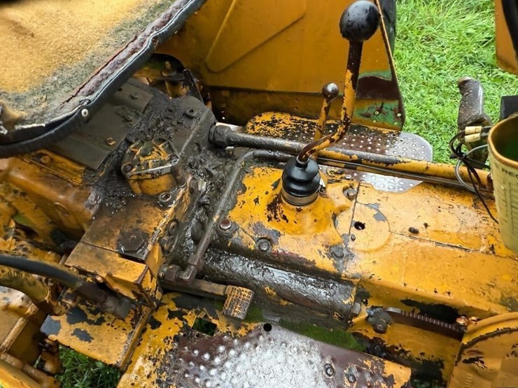 deutz-industrial-tractor-with-broom-image-15