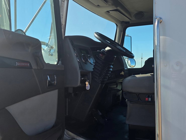 2012-kenworth-t370-image-9