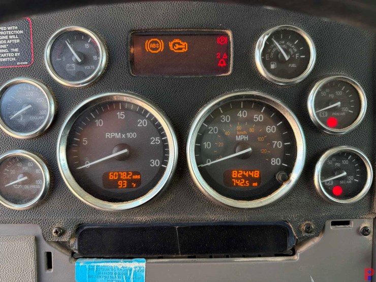 2013-peterbilt-388-image-11