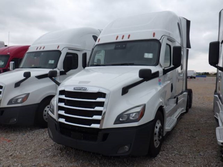 2021-freightliner-cascadia-126-image-1