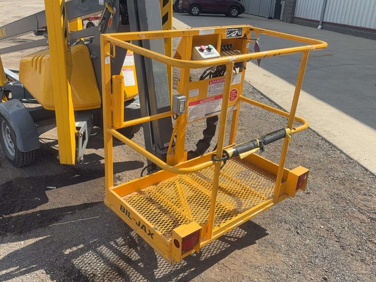 biljack-xlb-tow-behind-man-lift-image-5