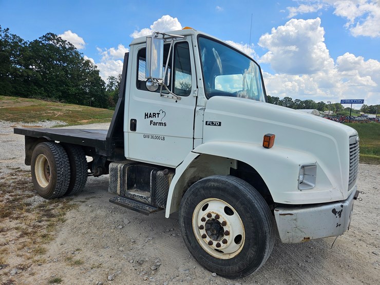 2002-freightliner-fl70-image-21