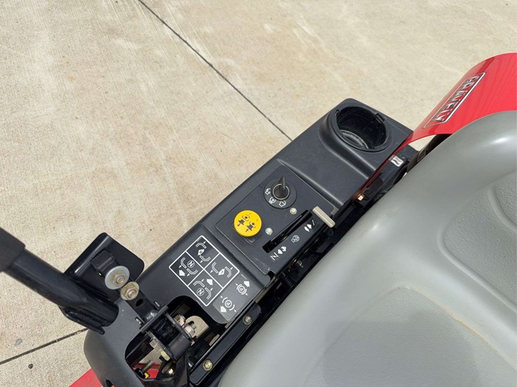 2015-graveley-zero-turn-mower-image-19