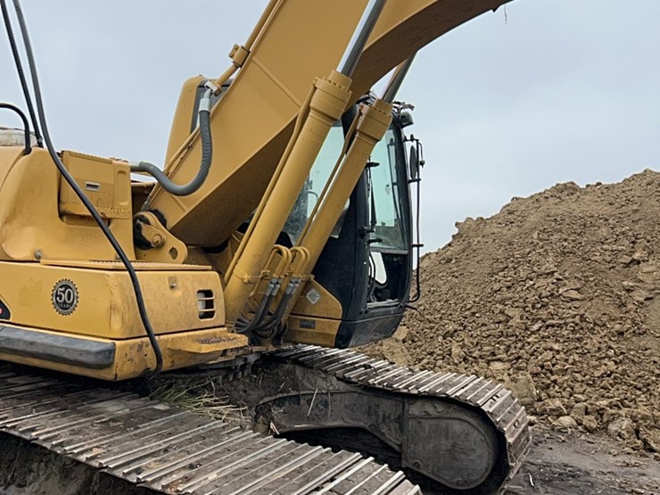 caterpillar-320-image-14