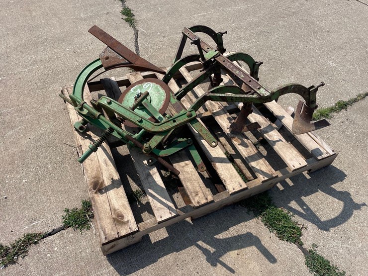 john-deere-plow-&-30”-cultivator-image-8