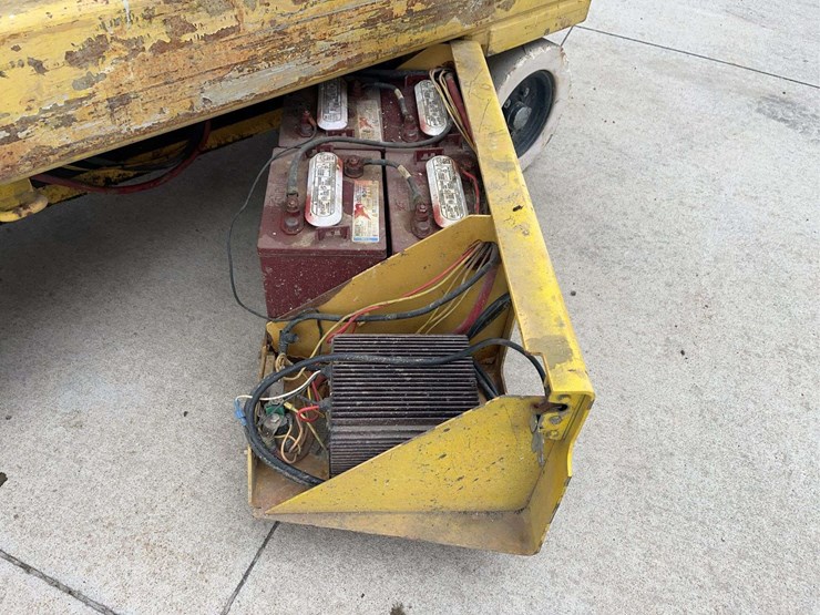 1999-grove-sm2632-scissor-lift-image-5