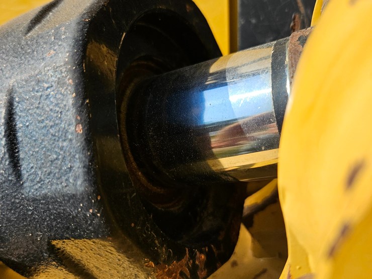 2014-caterpillar-953d-image-104