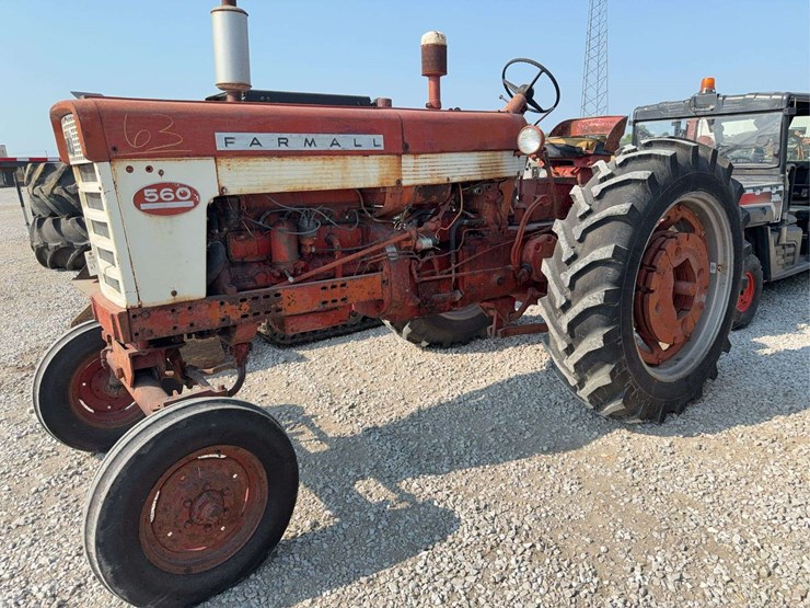 farmall-560-wide-front-end-tractor,-runs-but-needs-work-image-2