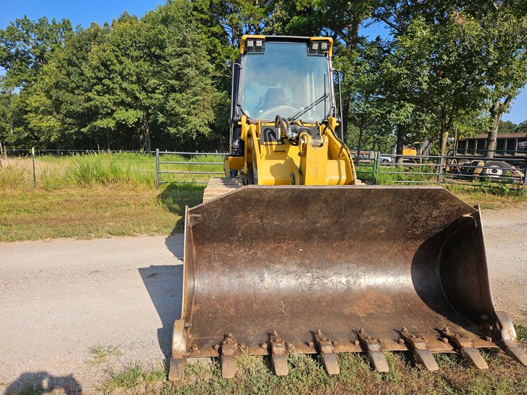 2014-caterpillar-953d-image-31