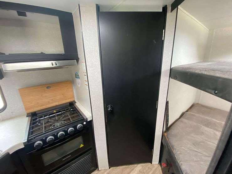2022-forest-river-cherokee-grey-wolf-26brb-patriotic-edition-32ft.-t/a-travel-trailer-image-18