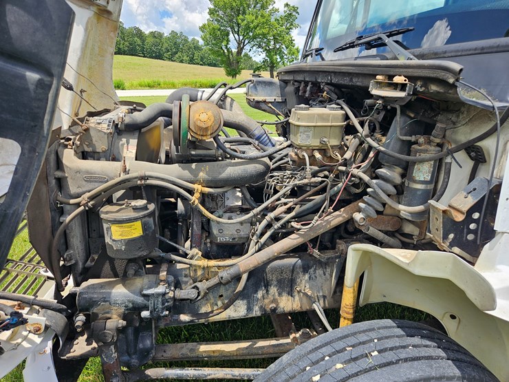 2000-freightliner-fl60-image-35