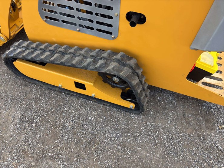 sdll30-stand-on-skid-loader-image-5