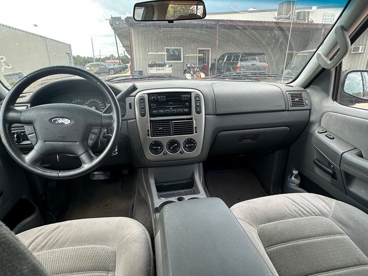 2005-ford-explorer-image-35