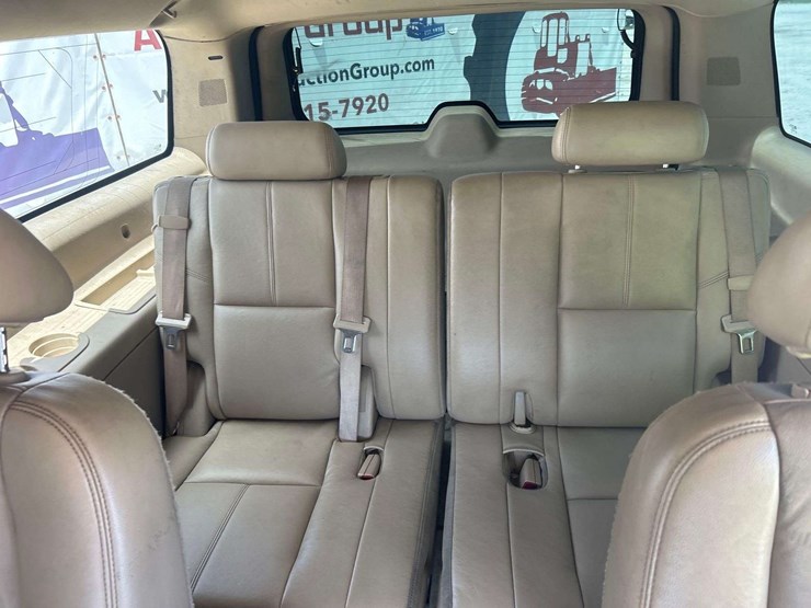 2008-chevrolet-suburban-image-17