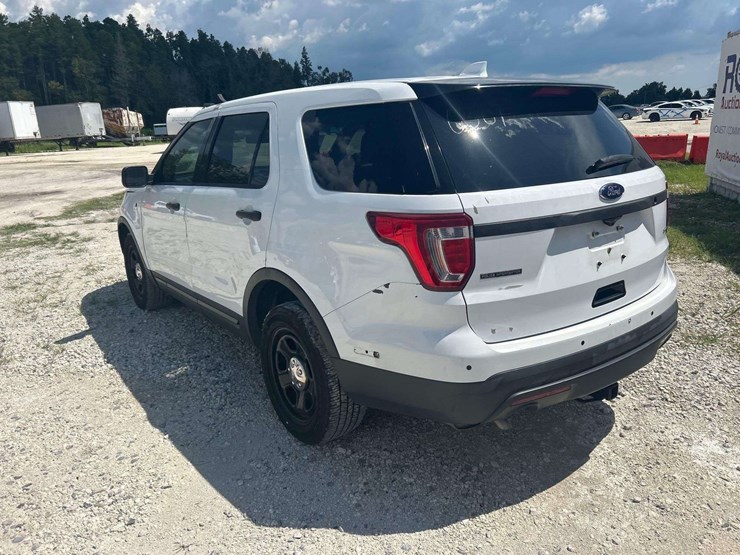 2016-ford-explorer-image-4