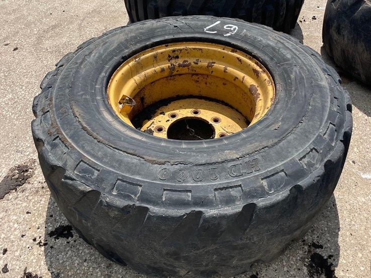 4-titan-14-17.5-skidloader-tires-image-4