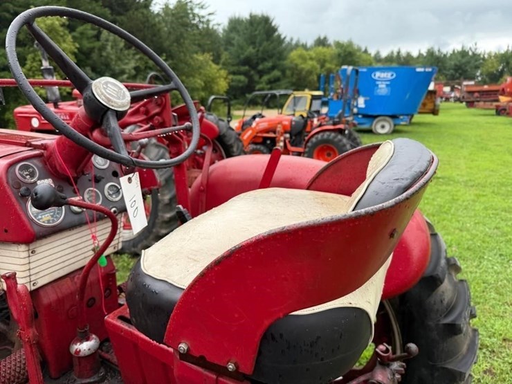 farmall-460-gas-tractor-with-loader-image-11
