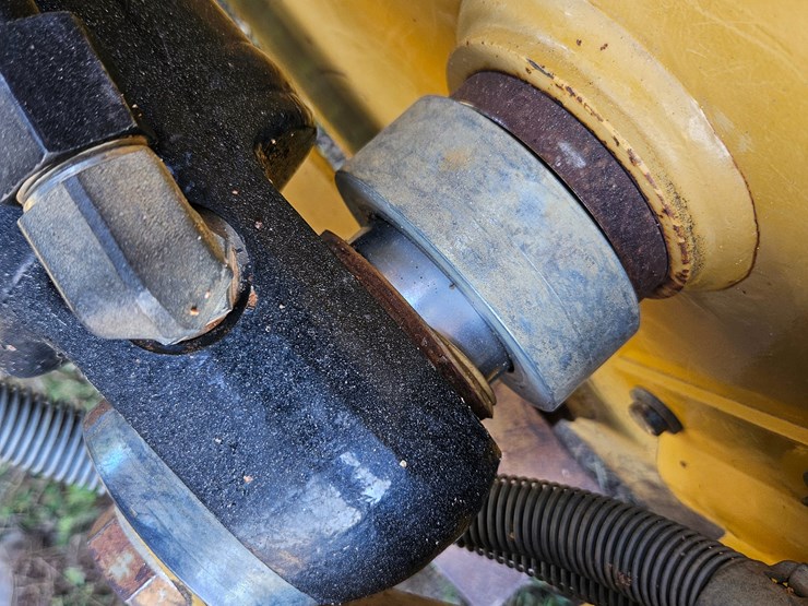 2014-caterpillar-953d-image-109