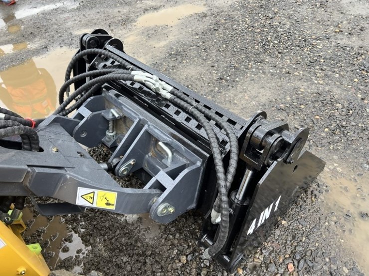 2025-infront-yf480-skidsteer-loader-image-11