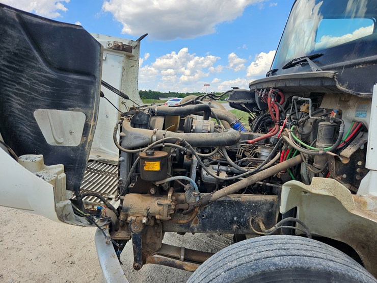 2002-freightliner-fl70-image-25