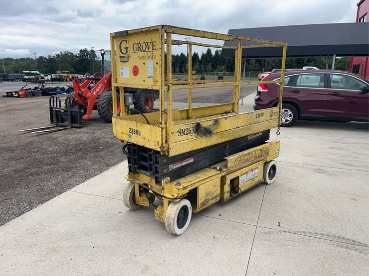 1999-grove-sm2632-scissor-lift-image-4