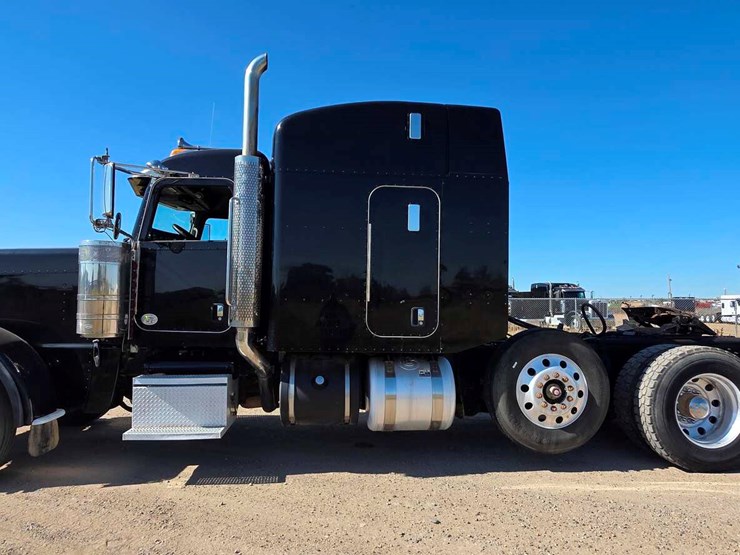 peterbilt-389-image-18